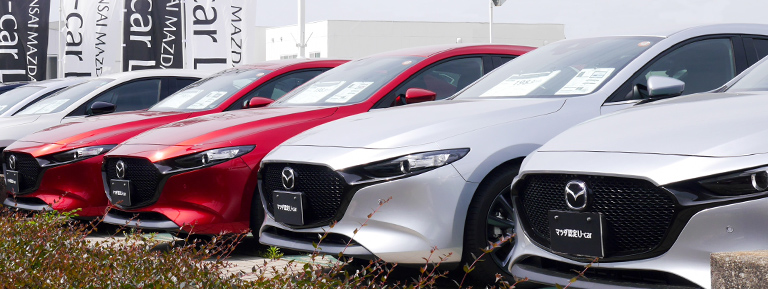 MAZDA3中古車を大量展示中
